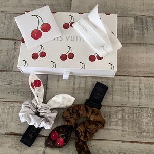 New! Louis Vuitton x Murakami 🍒collection
Silk hair scrunchies!! 2025🍒